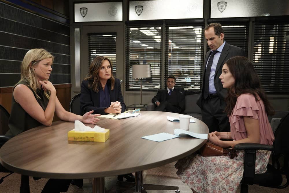 Dans une salle d'interrogatoire, Benson (Mariska Hargitay) est en entretien avec Karla Wyatt (Amy Smart), Randy Dworkin (Peter Jacobson) ainsi que Elana Marks (Mariela Garriga).
