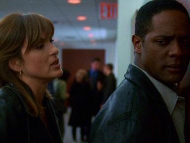 Olivia Benson (Mariska Hargitay) arrête un suspect Miles Sennet (blair Underwood)