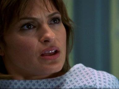 Olivia Benson (Mariska Hargitay)  dans une blouse d'hôpital