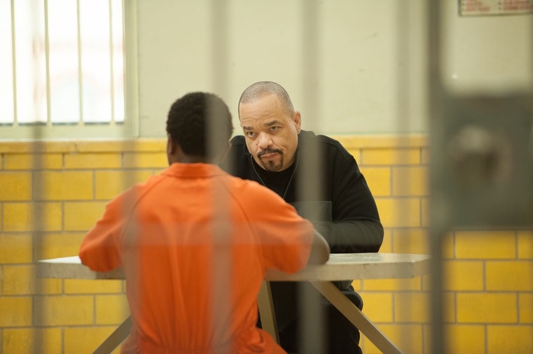 Odafin 'Fin' Tutuola (Ice-T) avec un détenu