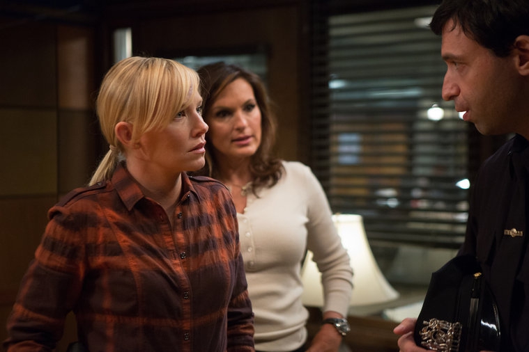 Amanda Rollins (Kelli Giddish), Olivia Benson (Mariska Hargitay) & un officier de police