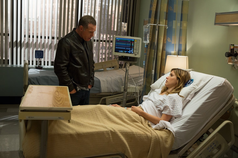 Hank (Jason Beghe) auprès d'Erin (Sophia Bush) hospitalisée